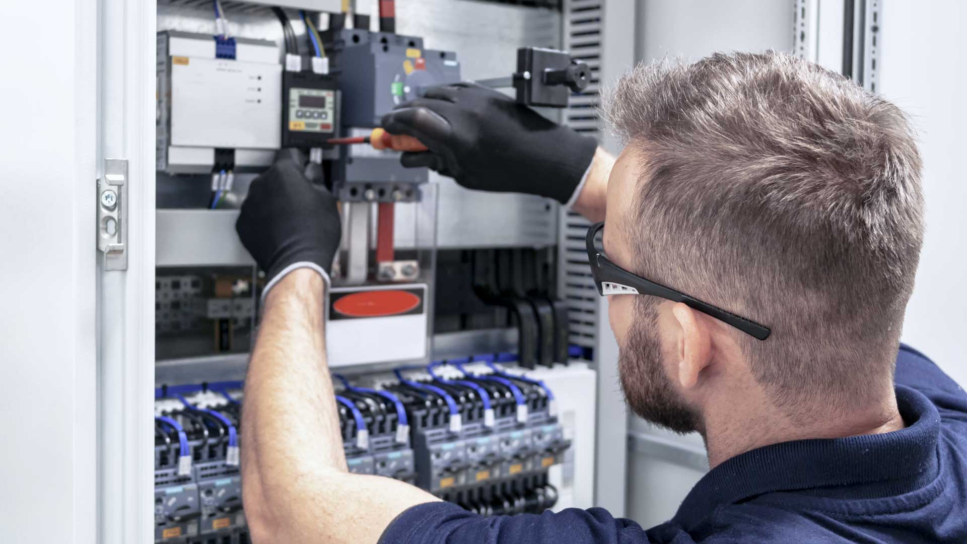 Techniker bei Arbeiten an einem Schaltschrank