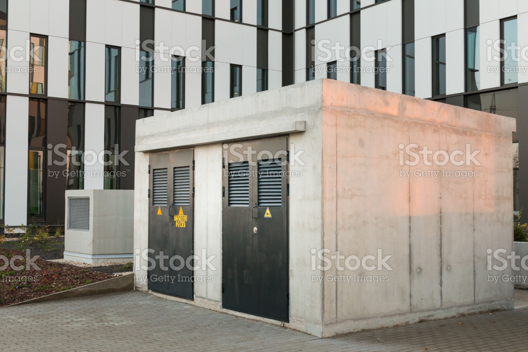 Begehbare Trafostation vor einem Gebäude